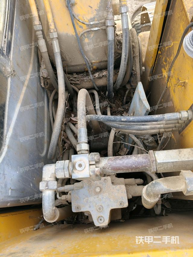 大臂背部俯視(工作和回轉(zhuǎn)裝置) 大臂背部俯視(工作和回轉(zhuǎn)裝置)