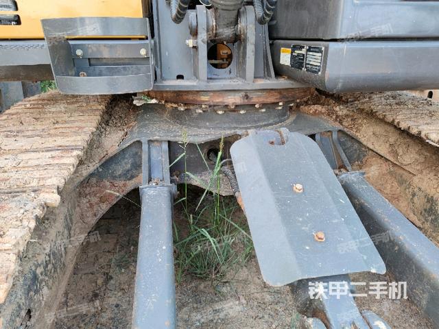 转盘和下车架正前(工作和回转装置) 转盘和下车架正前(工作和回转装置)