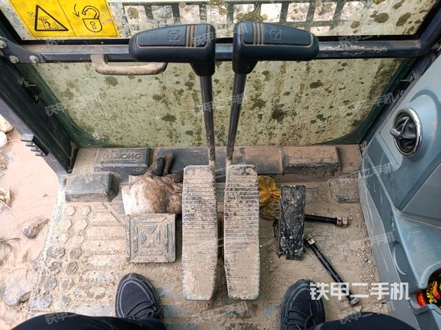 行走控制手柄和踏板?俯拍（駕駛室部分）