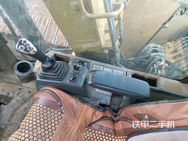 座椅右側(cè)控制臺/鑰匙門/油門/含右手柄(駕駛室部分) 座椅右側(cè)控制臺/鑰匙門/油門/含右手柄(駕駛室部分)