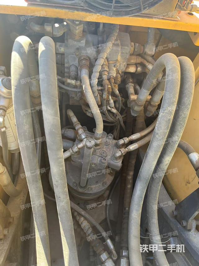 回轉(zhuǎn)馬達和主控閥(整機外觀) 回轉(zhuǎn)馬達和主控閥(整機外觀)