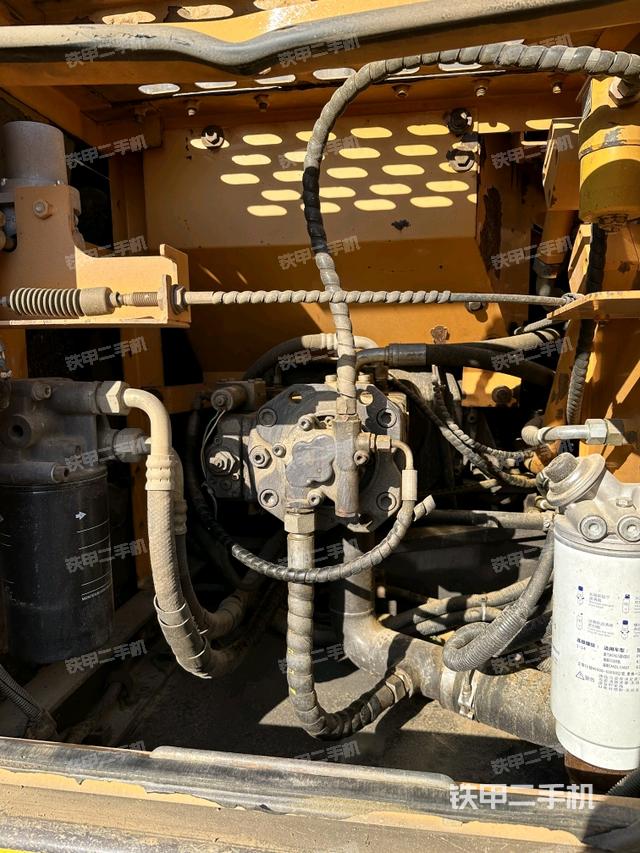 液壓泵艙室正面整體（整機(jī)外觀）