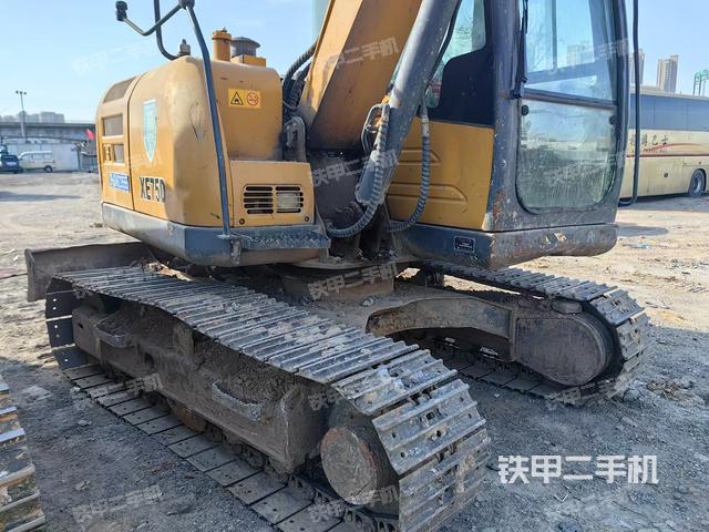 駕駛室頂部(整機(jī)外觀) 駕駛室頂部(整機(jī)外觀)