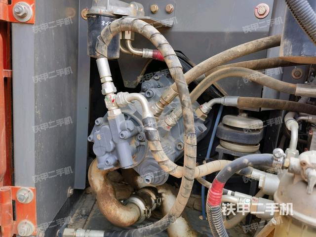 液壓泵艙室正面整體(整機外觀) 液壓泵艙室正面整體(整機外觀)