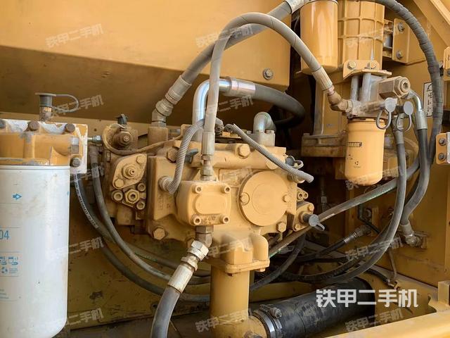 液壓泵艙室正面整體（整機外觀）