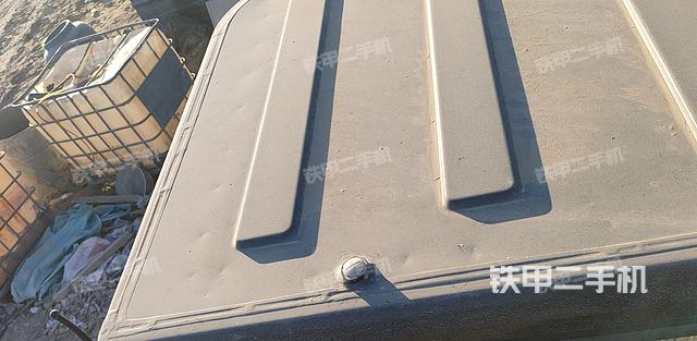 駕駛室頂部(整機(jī)外觀) 駕駛室頂部(整機(jī)外觀)