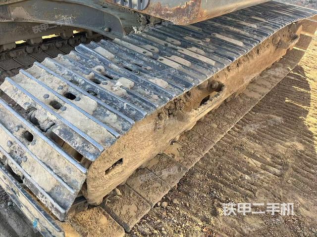 單側(cè)履帶整體(整機外觀) 單側(cè)履帶整體(整機外觀)