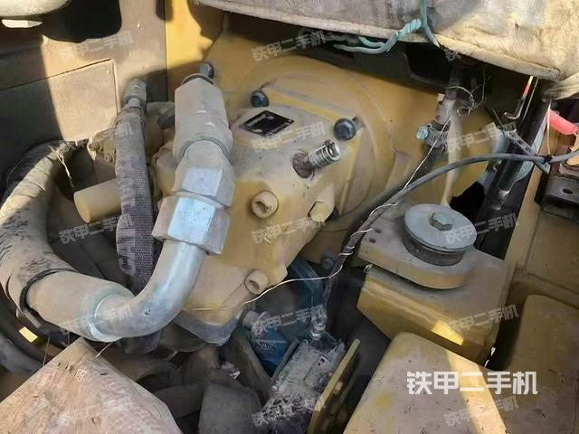 液壓泵艙室正面整體（整機外觀）