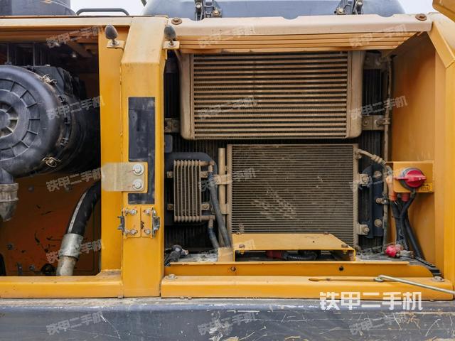 散熱器正面(大件艙室) 散熱器正面(大件艙室)