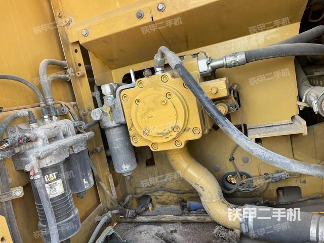 液壓泵艙室正面整體（整機外觀）