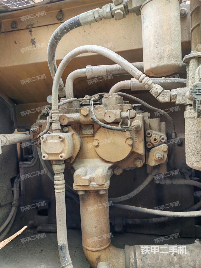 液壓泵艙室正面整體（整機外觀）