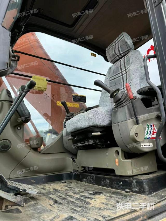 駕駛室整體(整機(jī)外觀) 駕駛室整體(整機(jī)外觀)