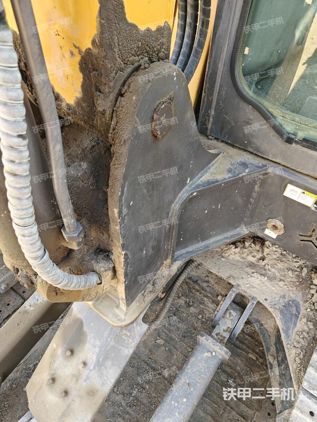 轉盤和下車架正前(工作和回轉裝置) 轉盤和下車架正前(工作和回轉裝置)