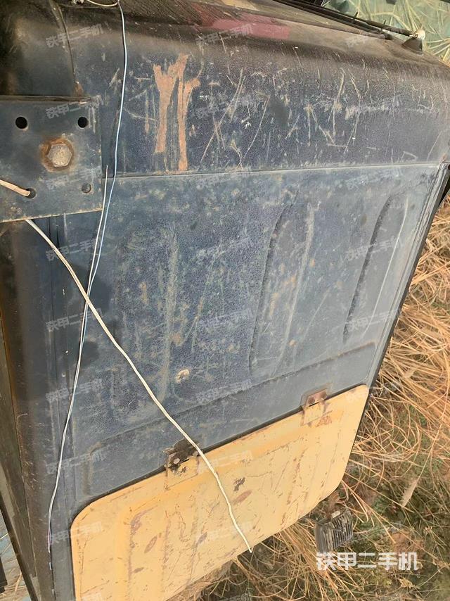 駕駛室頂部(整機(jī)外觀(guān)) 駕駛室頂部(整機(jī)外觀(guān))