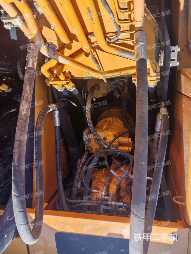 回轉(zhuǎn)馬達(dá)和主控閥（整機(jī)外觀）