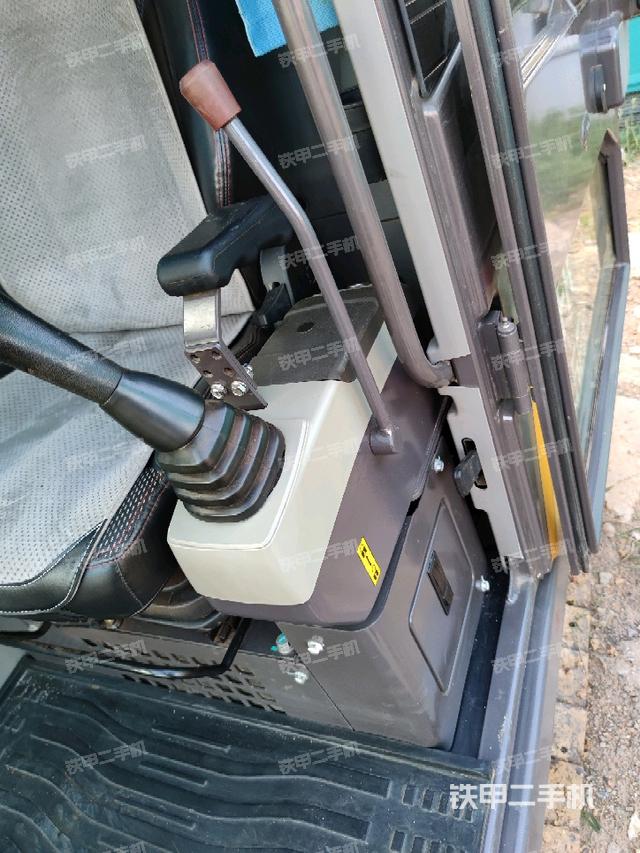 座椅左侧控制台/音响/含左手柄(驾驶室部分) 座椅左侧控制台/音响/含左手柄(驾驶室部分)