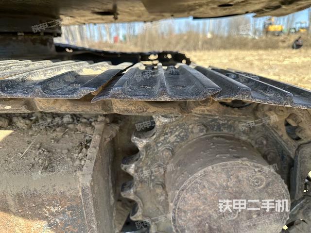 單側(cè)履帶整體(整機(jī)外觀) 單側(cè)履帶整體(整機(jī)外觀)
