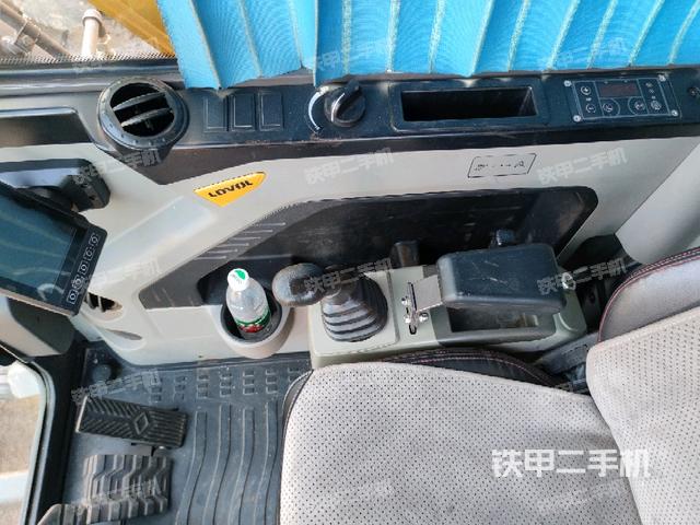 座椅右侧控制台/钥匙门/油门/含右手柄(驾驶室部分) 座椅右侧控制台/钥匙门/油门/含右手柄(驾驶室部分)