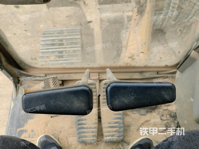 行走控制手柄和踏板?俯拍（駕駛室部分）