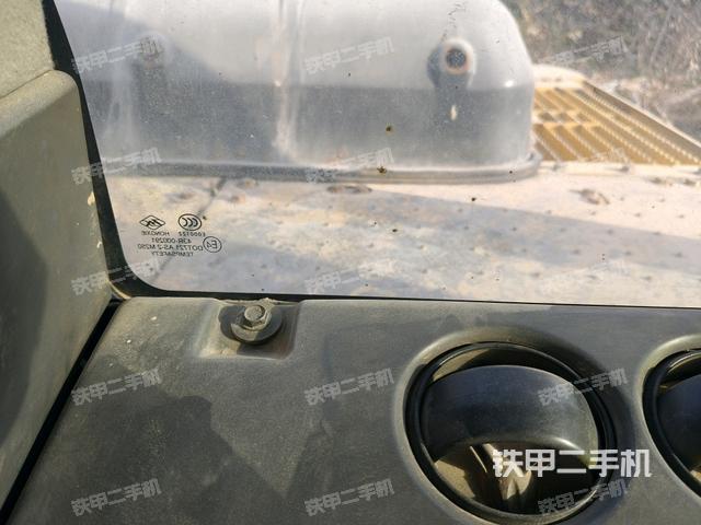 行走控制手柄和踏板?俯拍（駕駛室部分）