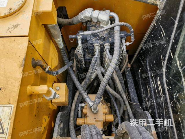 回轉(zhuǎn)馬達(dá)和主控閥（整機(jī)外觀）