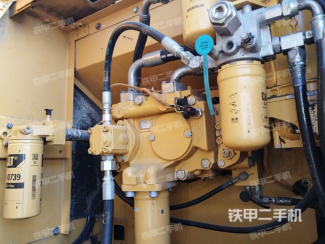 液压泵舱室正面整体（整机外观）