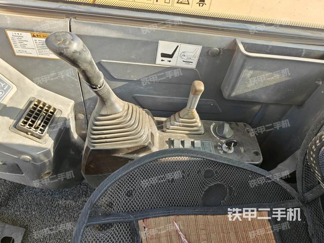 座椅左側控制臺/音響/含左手柄(駕駛室部分) 座椅左側控制臺/音響/含左手柄(駕駛室部分)