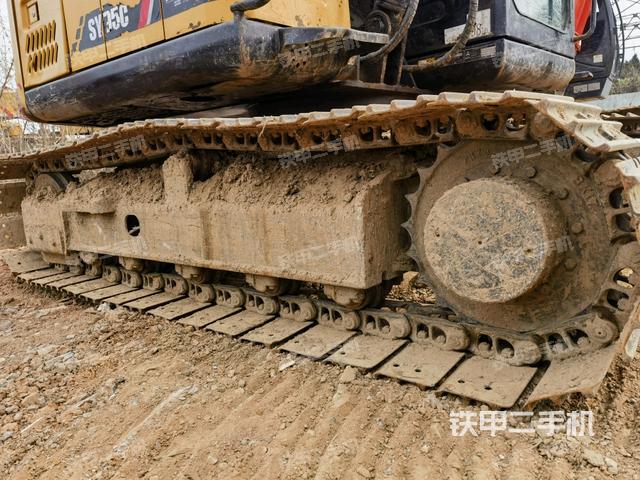單側(cè)履帶整體(整機(jī)外觀) 單側(cè)履帶整體(整機(jī)外觀)
