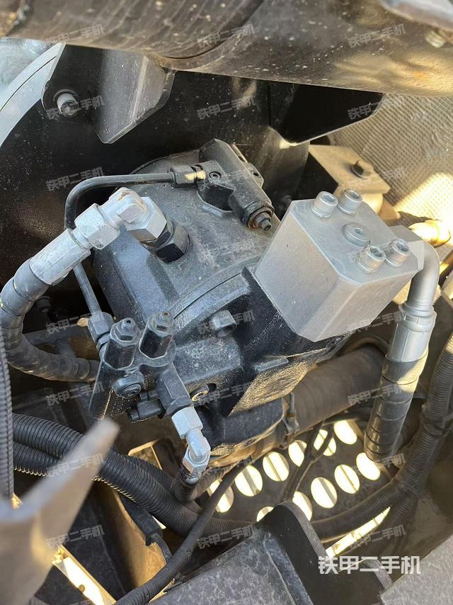 液壓泵艙室正面整體(整機外觀) 液壓泵艙室正面整體(整機外觀)