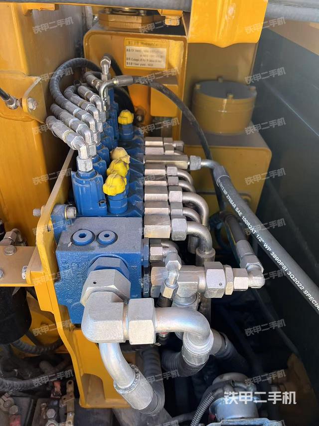 回轉(zhuǎn)馬達和主控閥(整機外觀) 回轉(zhuǎn)馬達和主控閥(整機外觀)