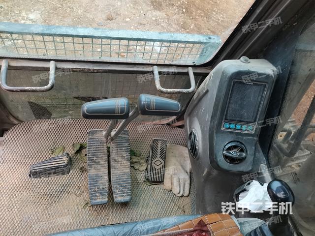 行走控制手柄和踏板?俯拍（駕駛室部分）