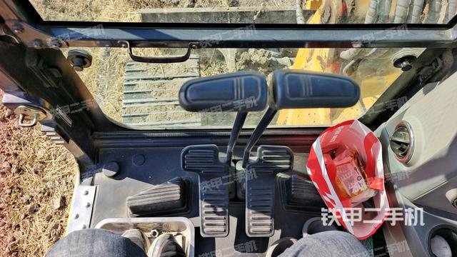 行走控制手柄和踏板?俯拍（駕駛室部分）