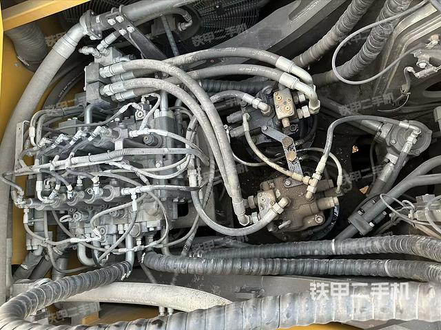 回轉(zhuǎn)馬達(dá)和主控閥（整機(jī)外觀）