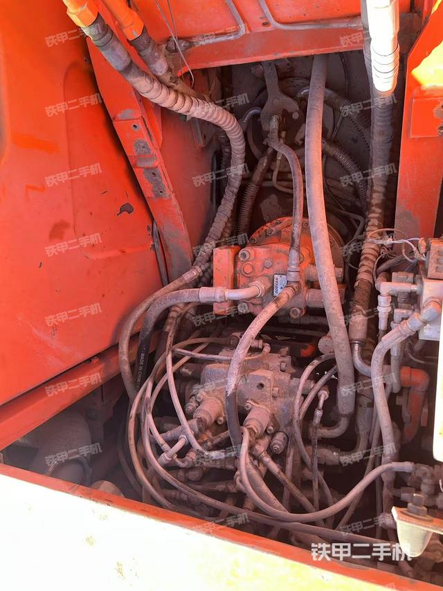 回轉(zhuǎn)馬達(dá)和主控閥（整機(jī)外觀）