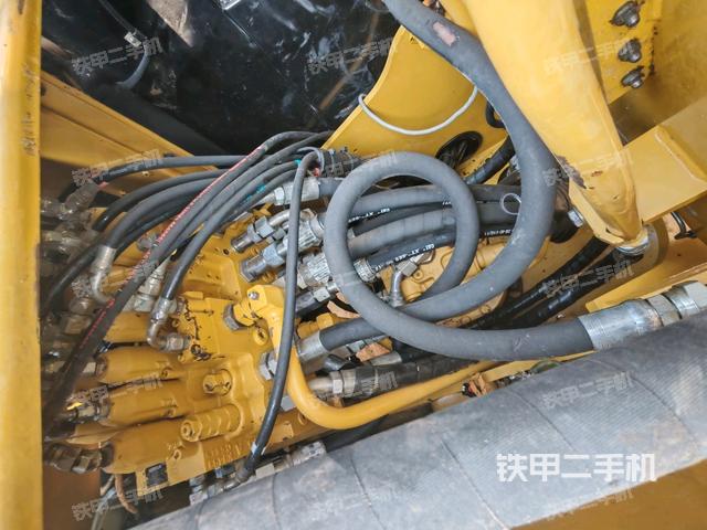 回轉(zhuǎn)馬達(dá)和主控閥（整機(jī)外觀）