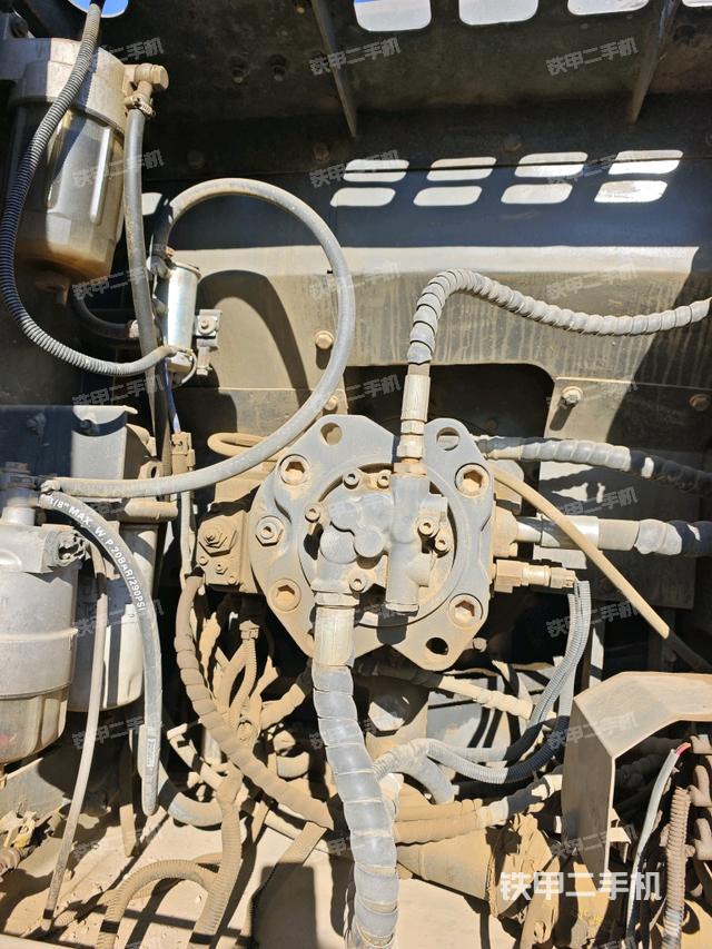 液壓泵艙室正面整體(整機(jī)外觀) 液壓泵艙室正面整體(整機(jī)外觀)