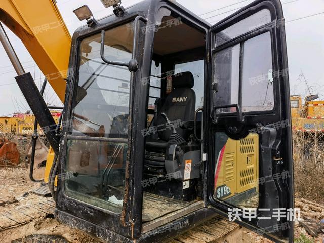 駕駛室整體(整機(jī)外觀) 駕駛室整體(整機(jī)外觀)