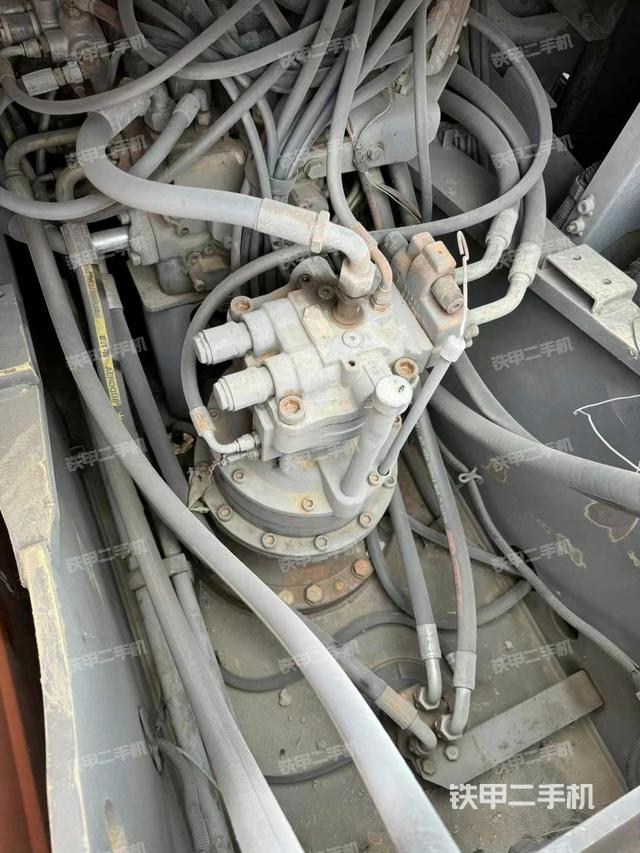 回轉(zhuǎn)馬達(dá)和主控閥(整機(jī)外觀) 回轉(zhuǎn)馬達(dá)和主控閥(整機(jī)外觀)