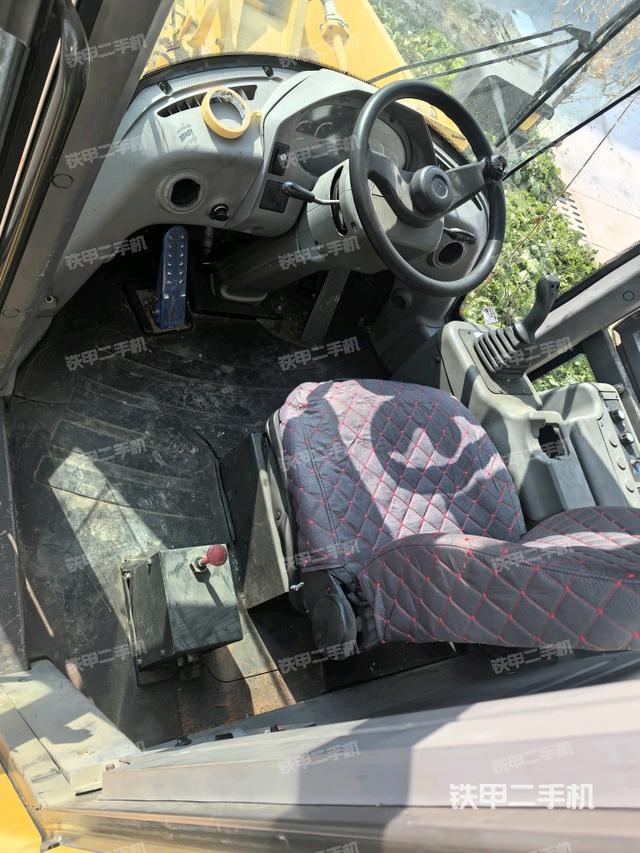 駕駛室內(nèi)部（駕駛室部分）