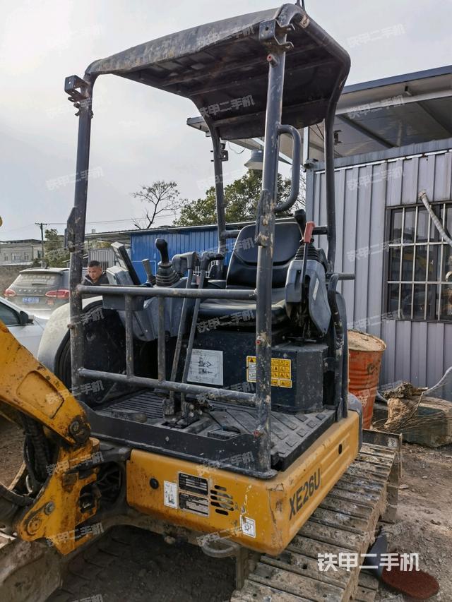 駕駛室整體(整機外觀) 駕駛室整體(整機外觀)