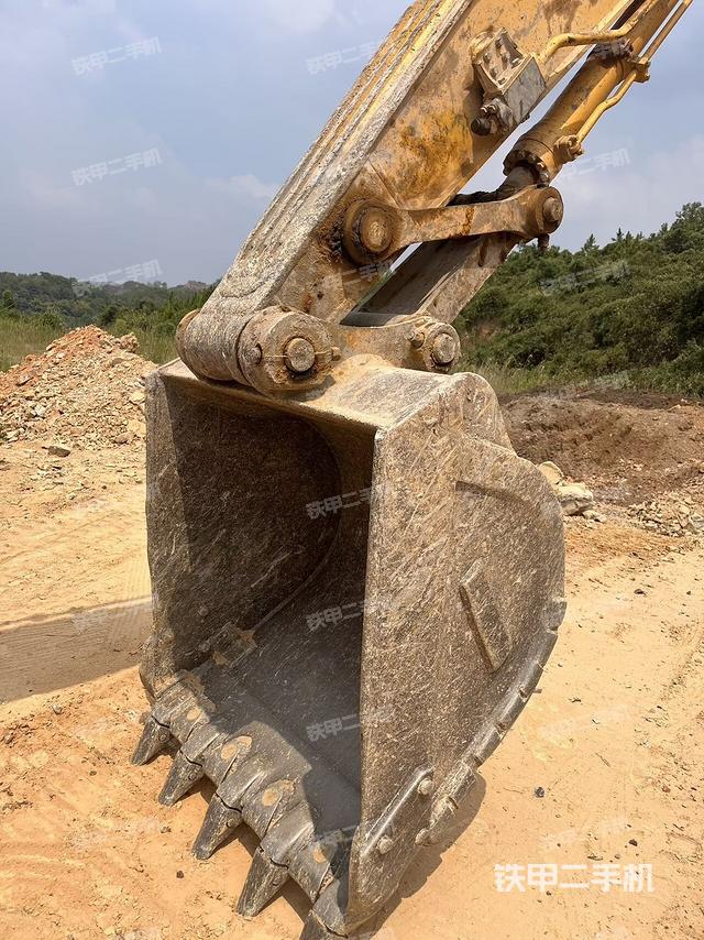 铲斗右后整体(工作和回转装置) 铲斗右后整体(工作和回转装置)