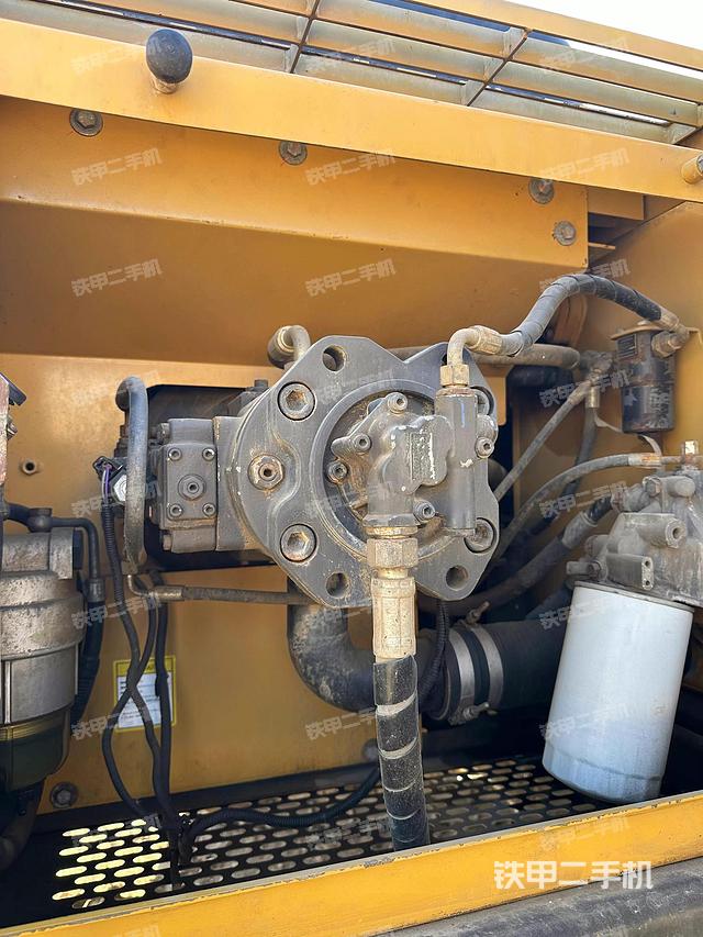 液压泵舱室正面整体（整机外观）