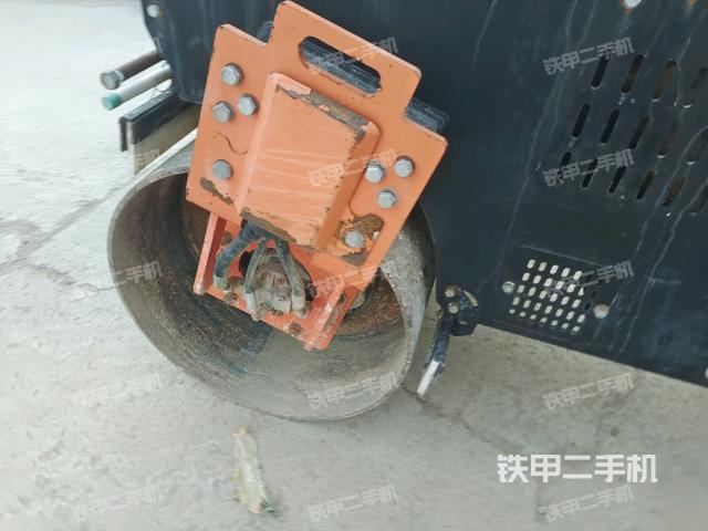 前輪左側(cè)減震塊連接及部件（壓路機(jī)前后車架）