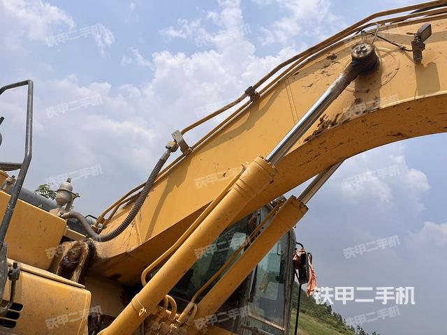 大臂油缸整体 竖拍(工作和回转装置) 大臂油缸整体 竖拍(工作和回转装置)