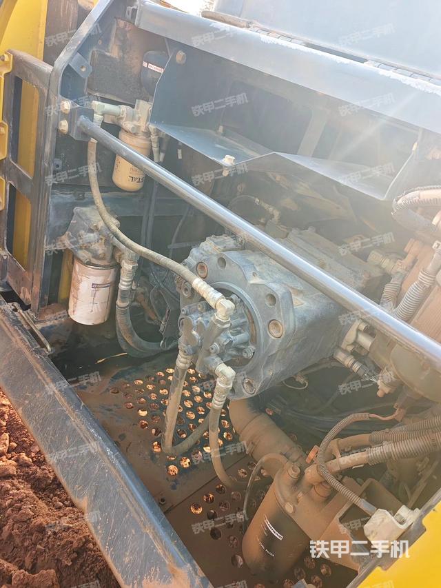 液壓泵艙室正面整體(整機(jī)外觀) 液壓泵艙室正面整體(整機(jī)外觀)