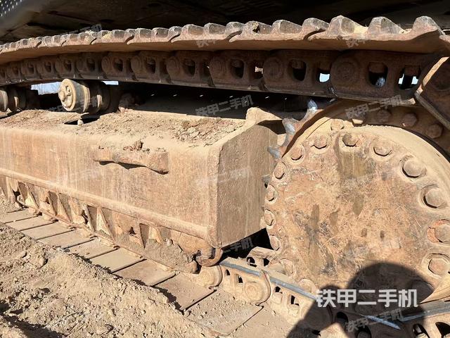 單側(cè)履帶整體(整機(jī)外觀) 單側(cè)履帶整體(整機(jī)外觀)