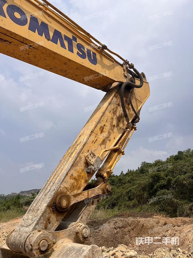 小臂整体左后(工作和回转装置) 小臂整体左后(工作和回转装置)