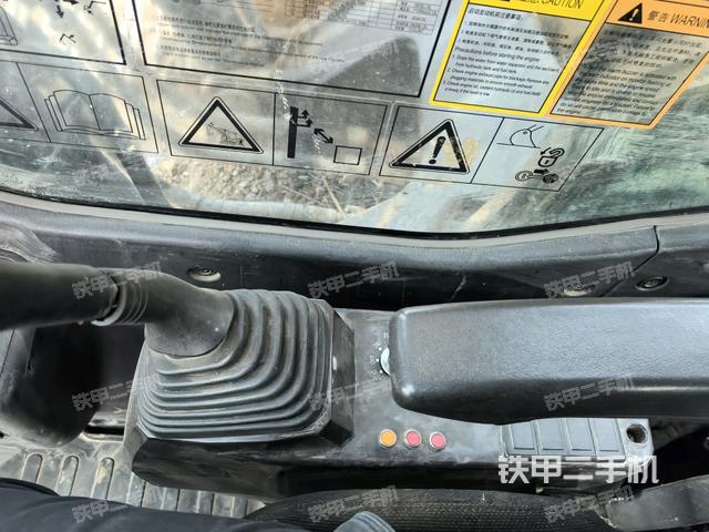 座椅右側(cè)控制臺/鑰匙門/油門/含右手柄(駕駛室部分) 座椅右側(cè)控制臺/鑰匙門/油門/含右手柄(駕駛室部分)
