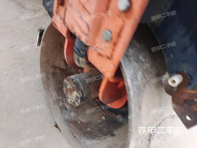 前輪右側(cè)減震塊連接及部件（壓路機(jī)前后車架）