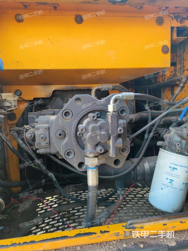 液壓泵艙室正面整體(整機外觀) 液壓泵艙室正面整體(整機外觀)